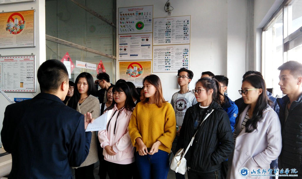 國際運輸與物流系2014級民航商務(wù)專(zhuān)業(yè)學(xué)生赴青島機場(chǎng)參觀(guān)實(shí)習 (2).jpg